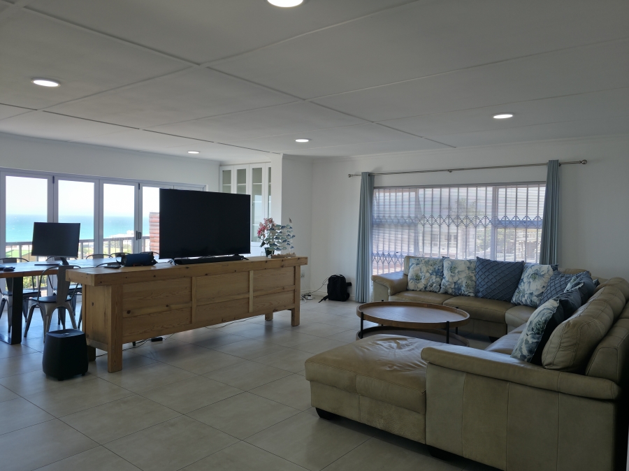 6 Bedroom Property for Sale in Wavecrest Eastern Cape